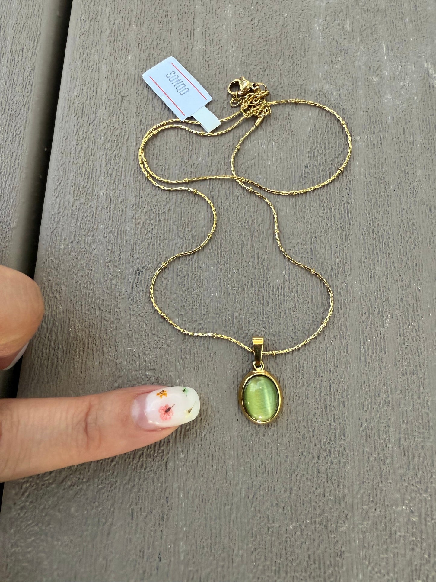Green eye cat stone necklace in Gold