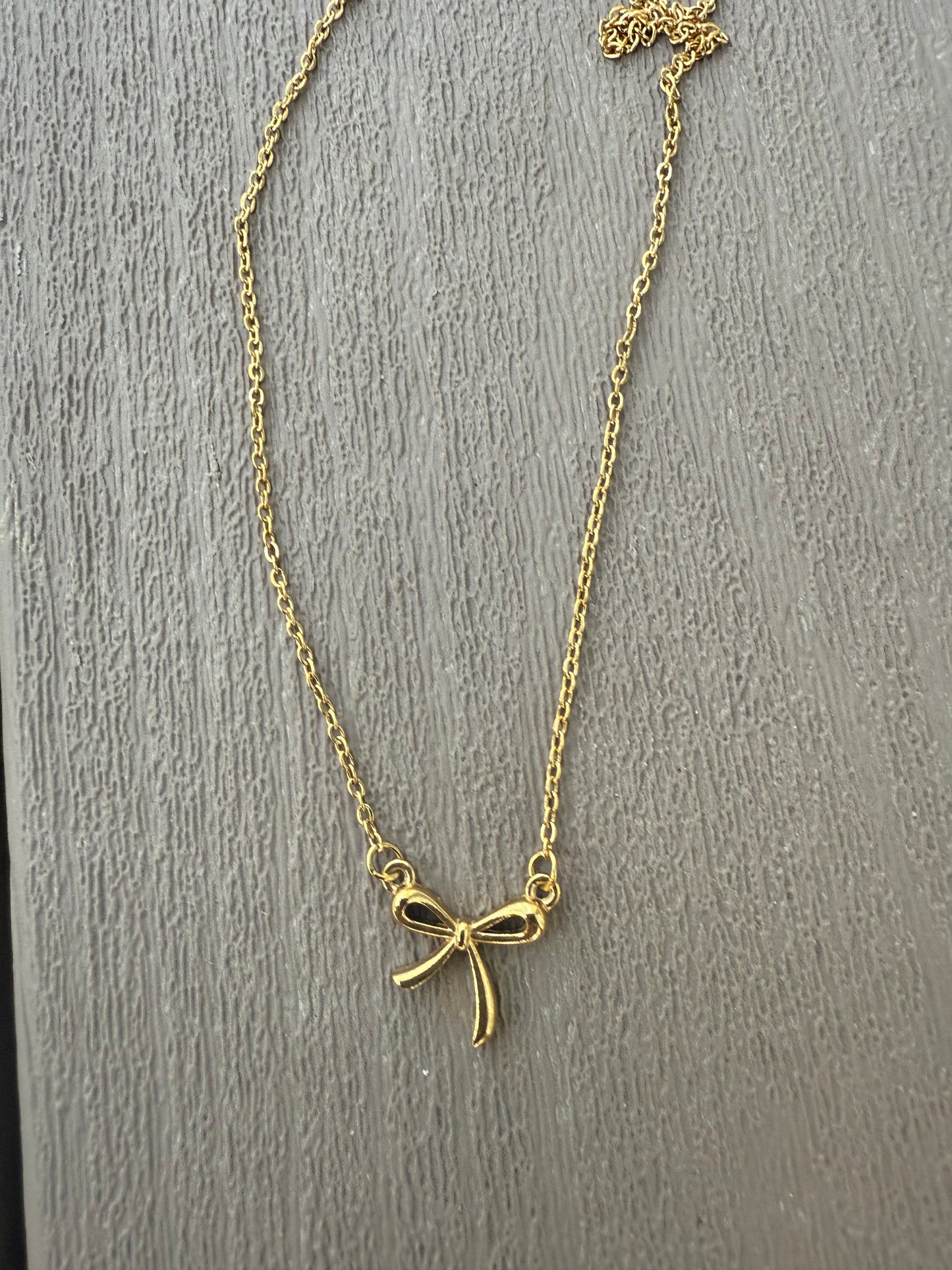 Gold bow necklace