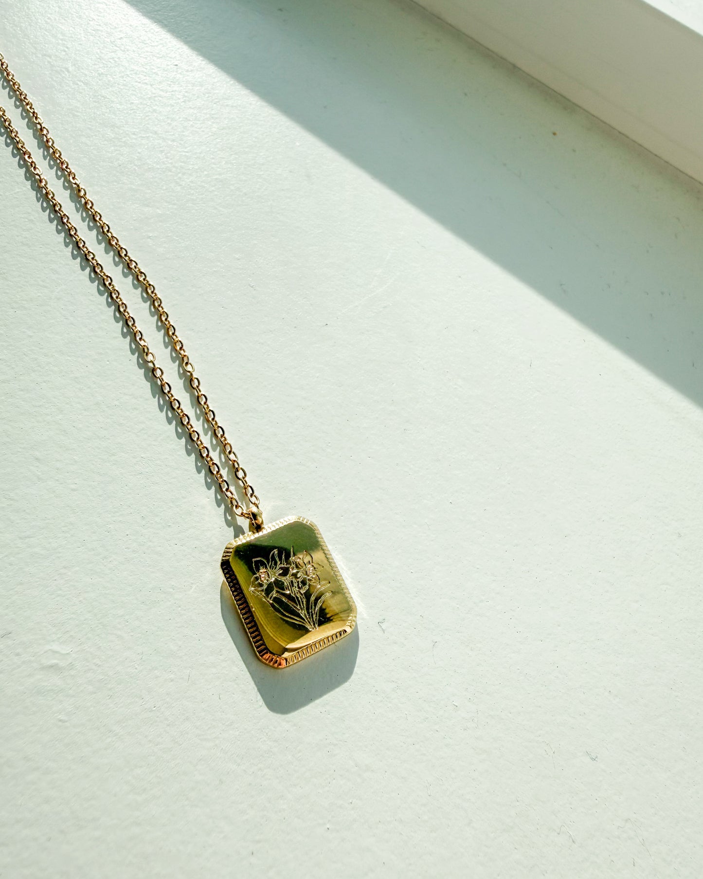 Birth Flower Necklace – Gold SS