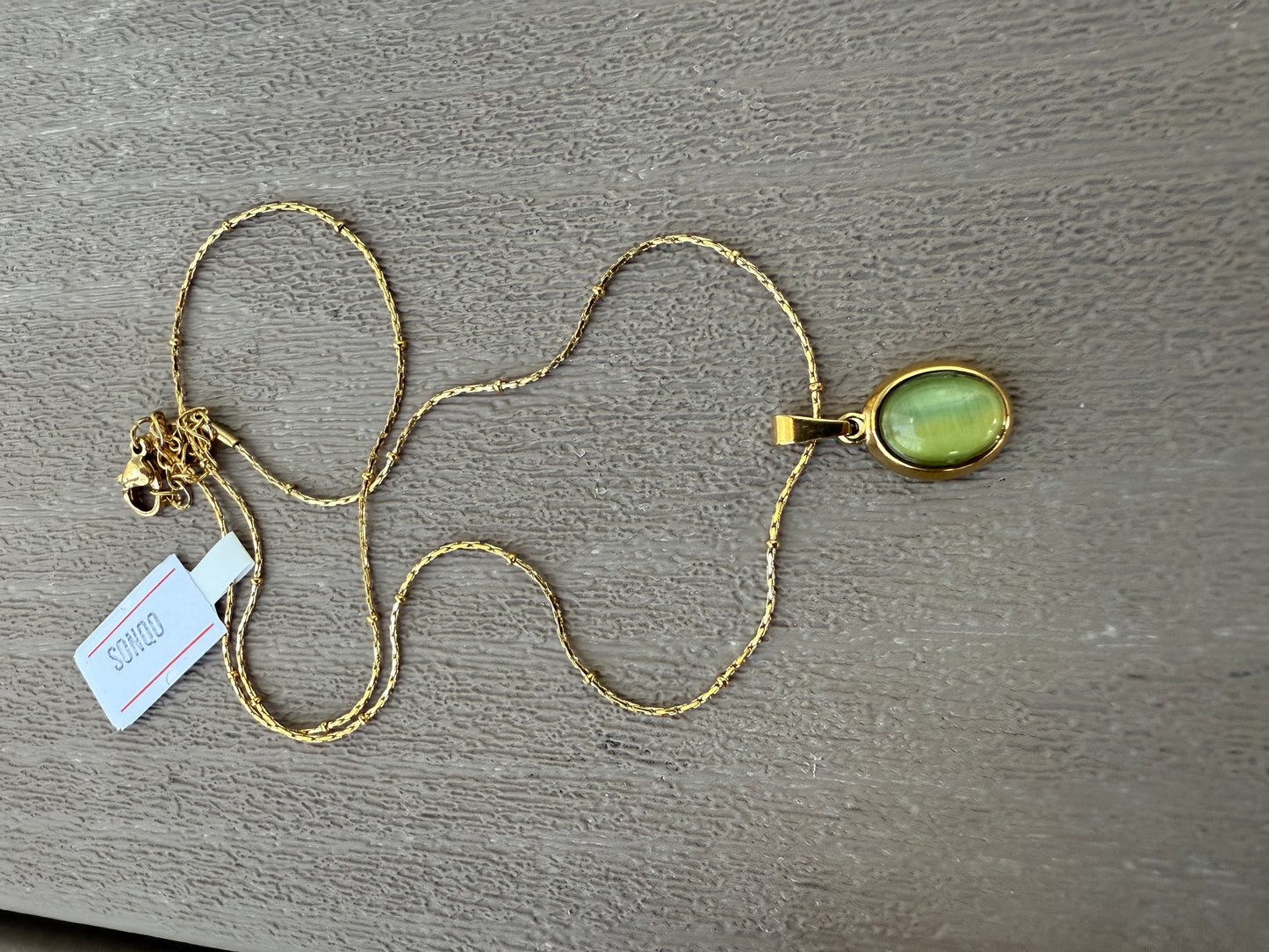 Green eye cat stone necklace in Gold