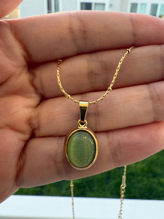 Green eye cat stone necklace in Gold