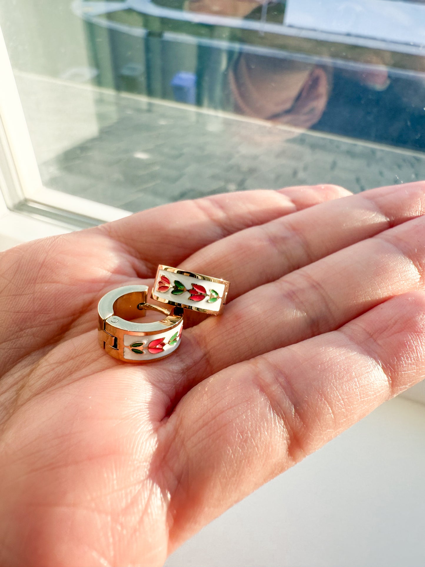 Coral tulips hoops in Gold