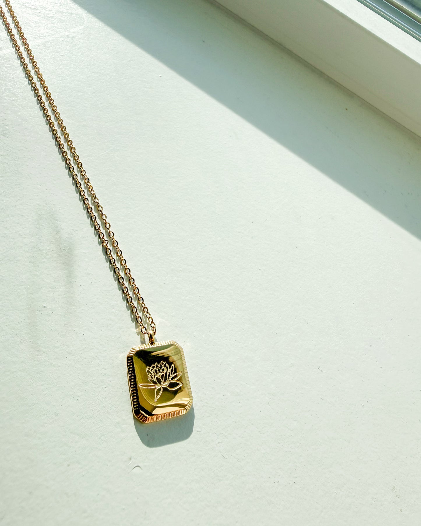 Birth Flower Necklace – Gold SS