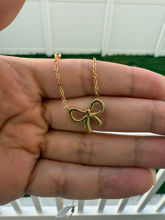 Chunky bow necklace in gold