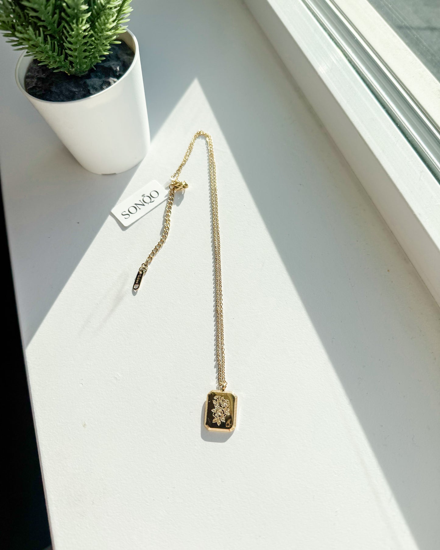 Birth Flower Necklace – Gold SS