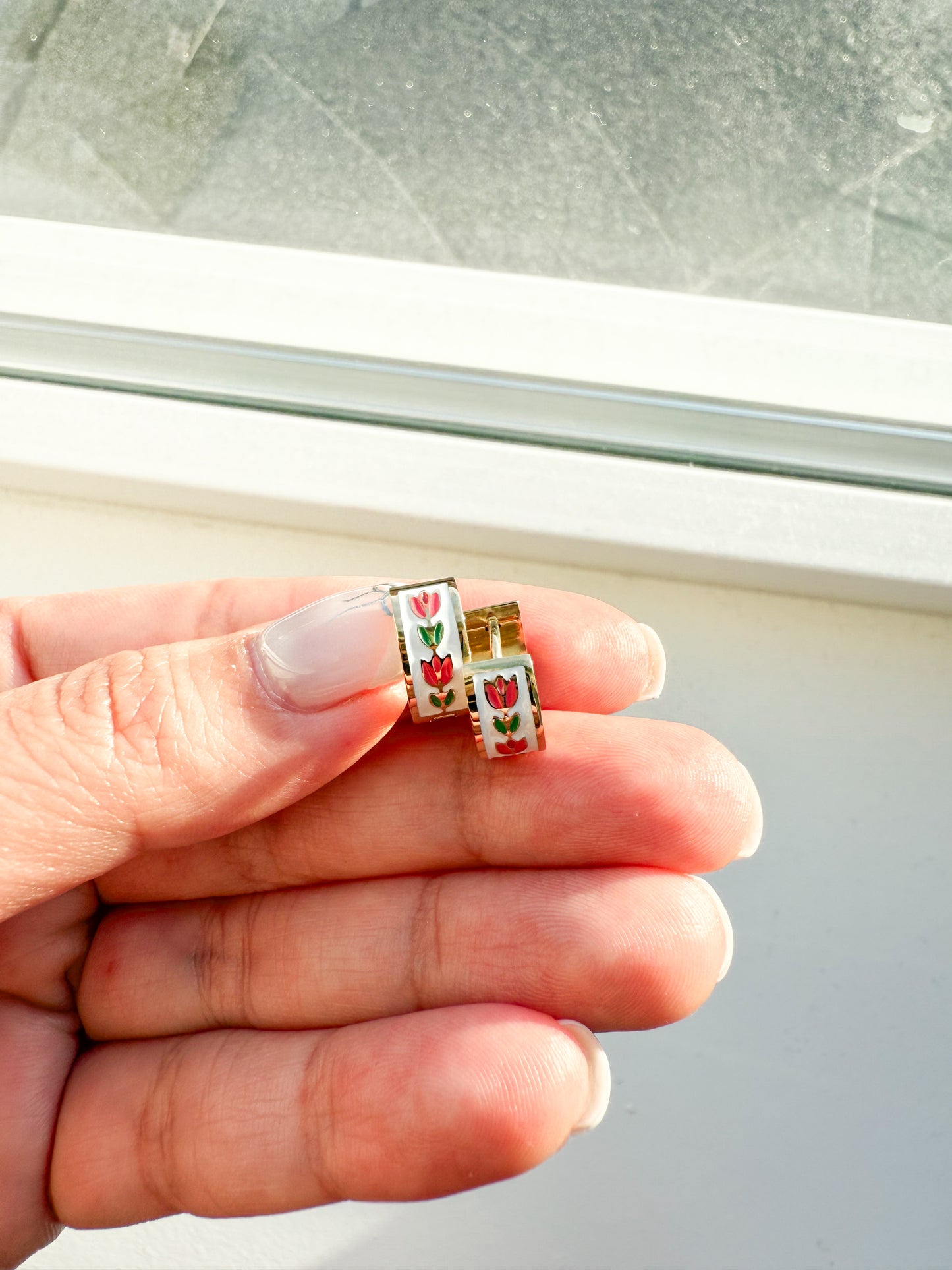 Coral tulips hoops in Gold